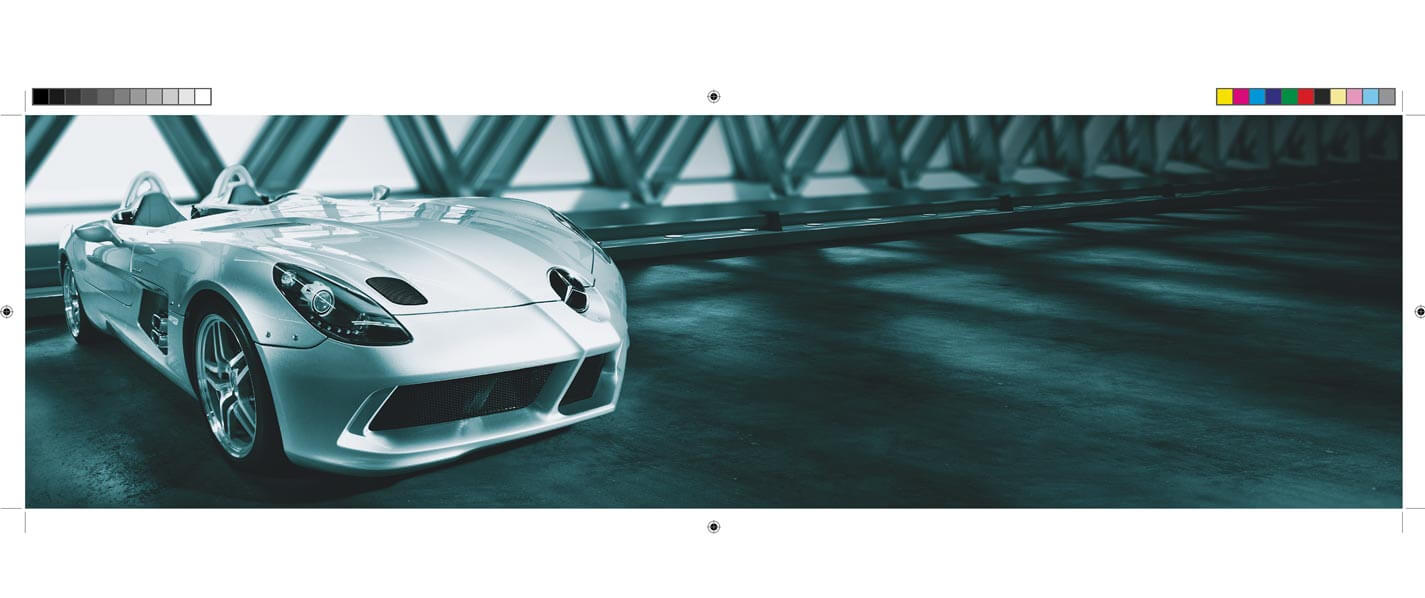 Doppelseite 22 bis 23 der Imagebroschüre mit realem Fahrzeugbild vor einem entwickelten 3D Hintergrund